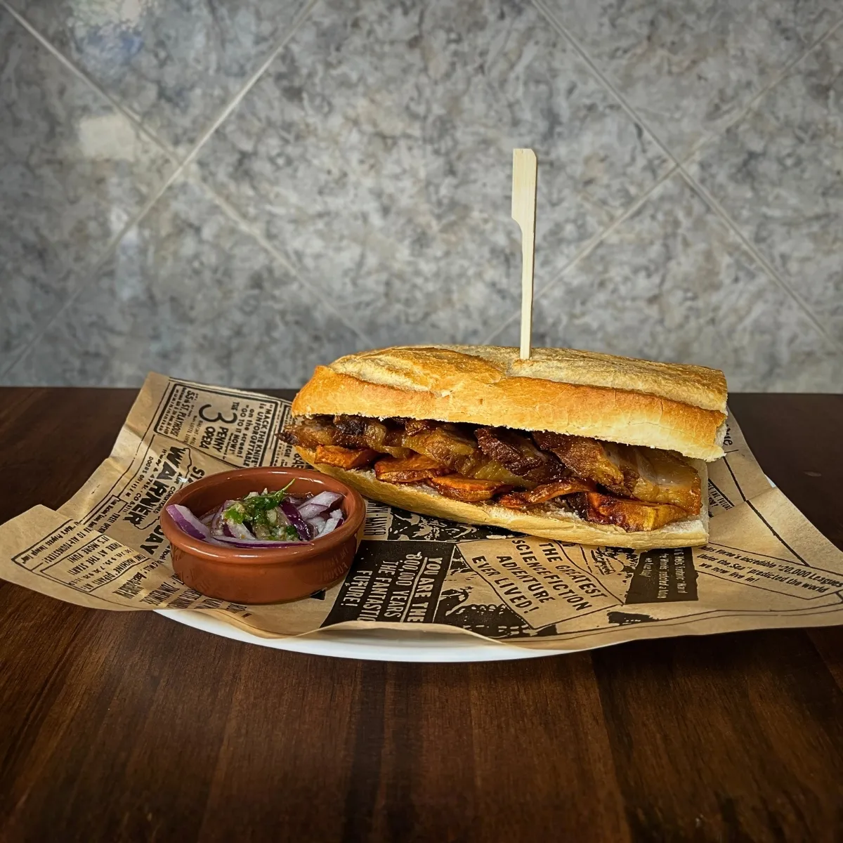 Pan con chicharrón peruano
